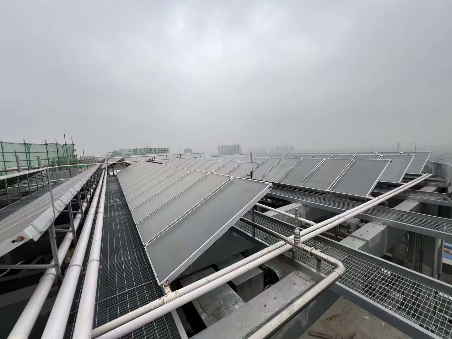 光明区公共卫生服务中心太阳能空气能热水器工程--建设中(图1)