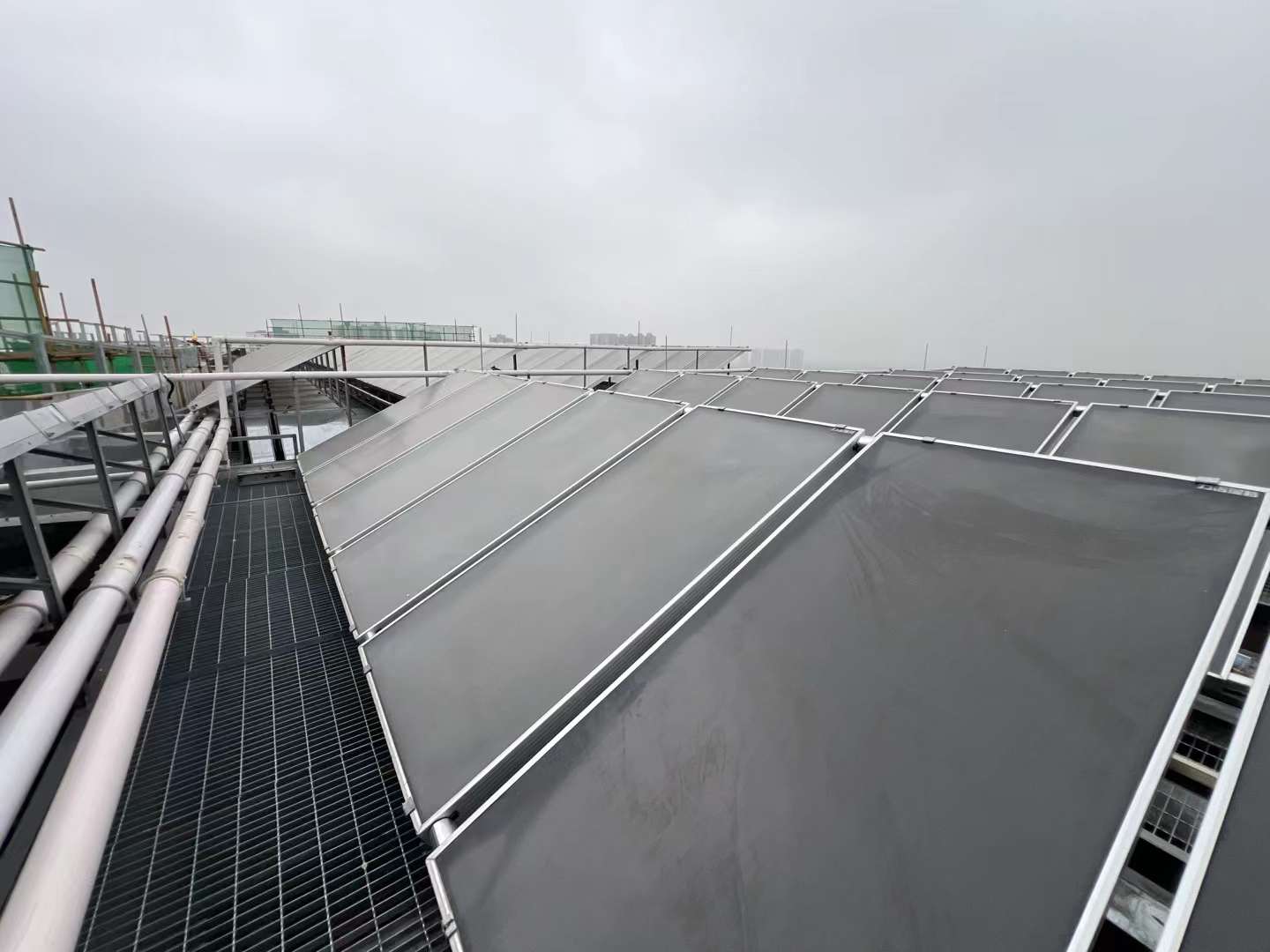 光明区公共卫生服务中心太阳能空气能热水器工程--建设中(图2)