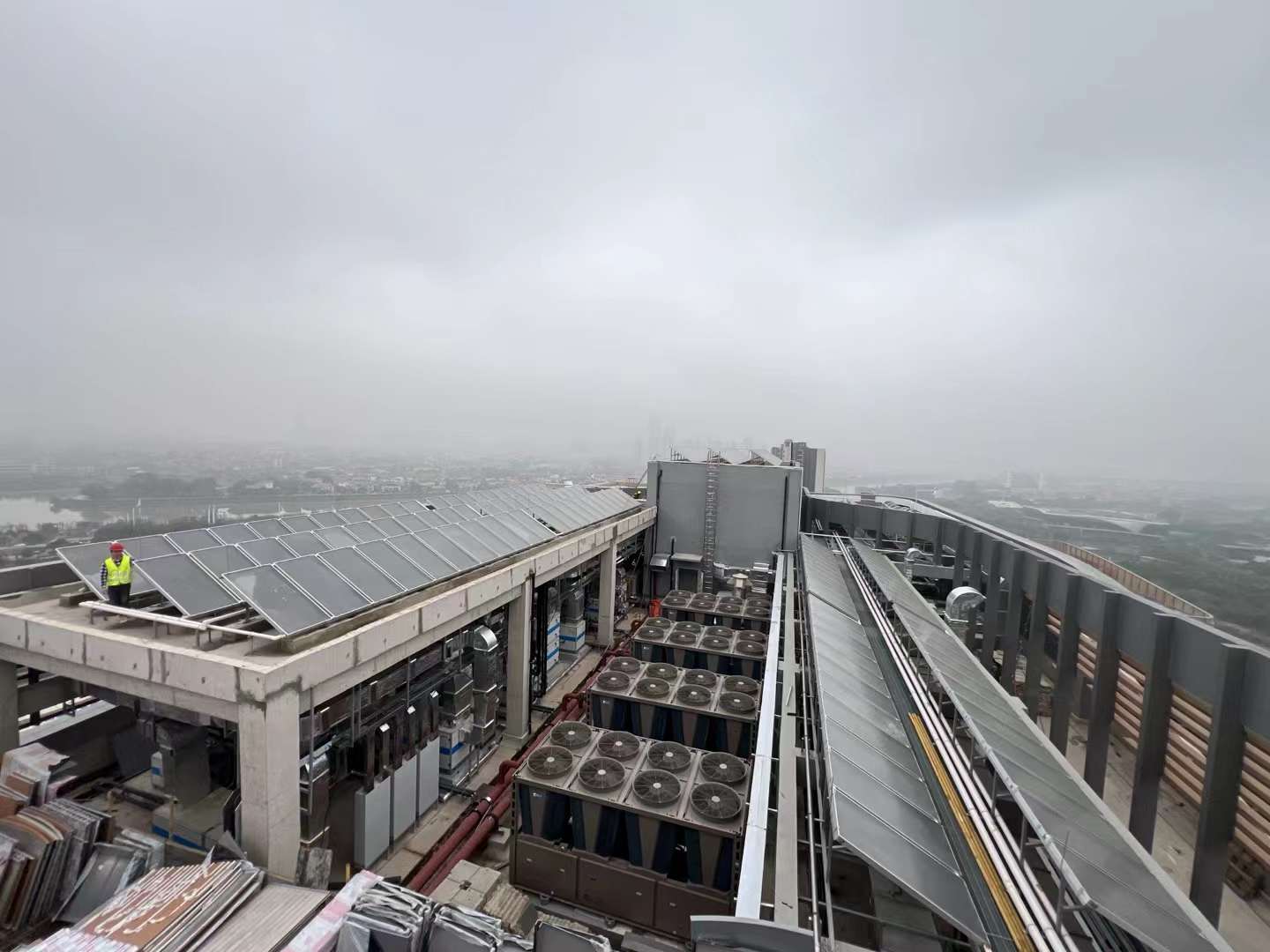 光明区公共卫生服务中心太阳能空气能热水器工程--建设中(图3)